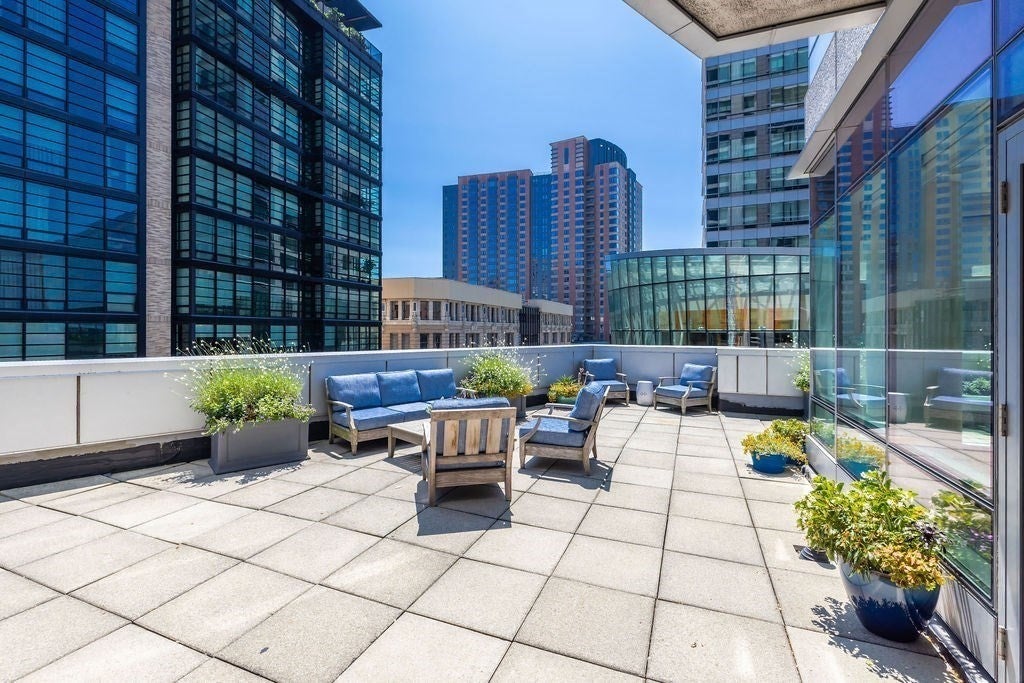 3 Avery St 906