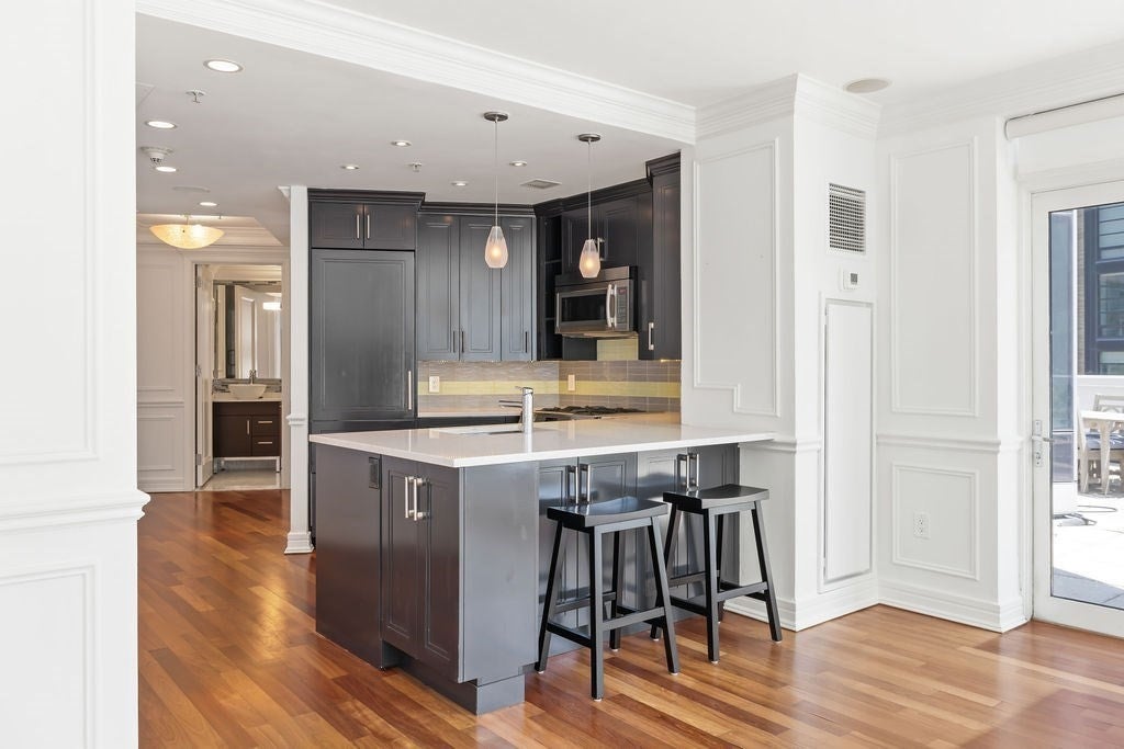 3 Avery St 906