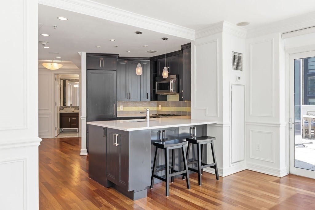 3 Avery St 906