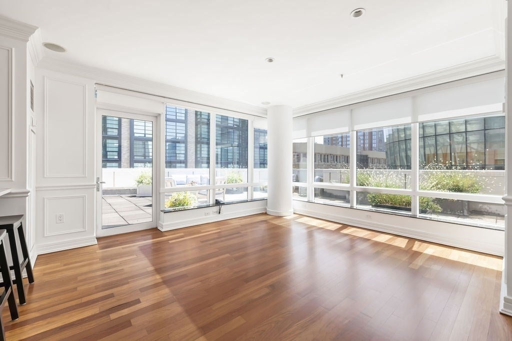 3 Avery St 906