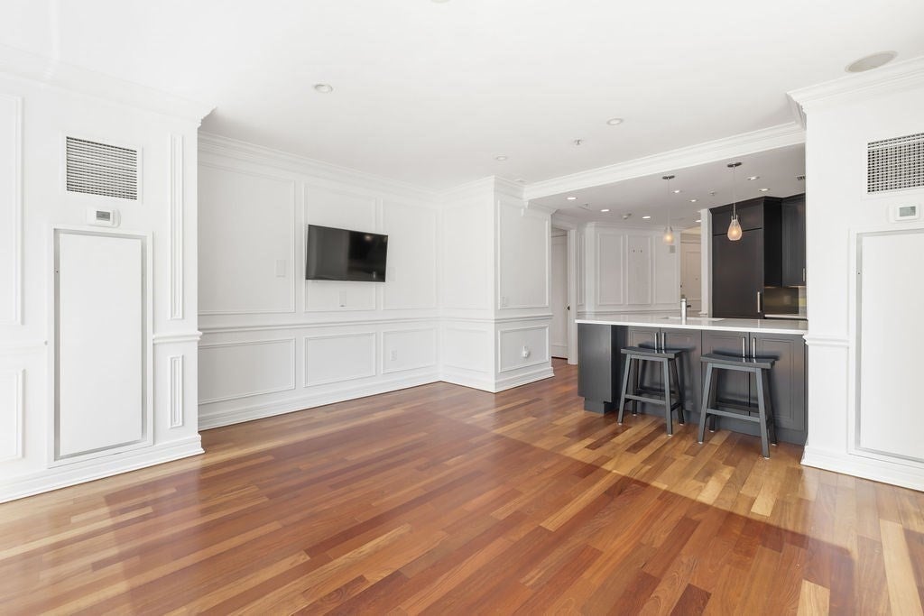 3 Avery St 906