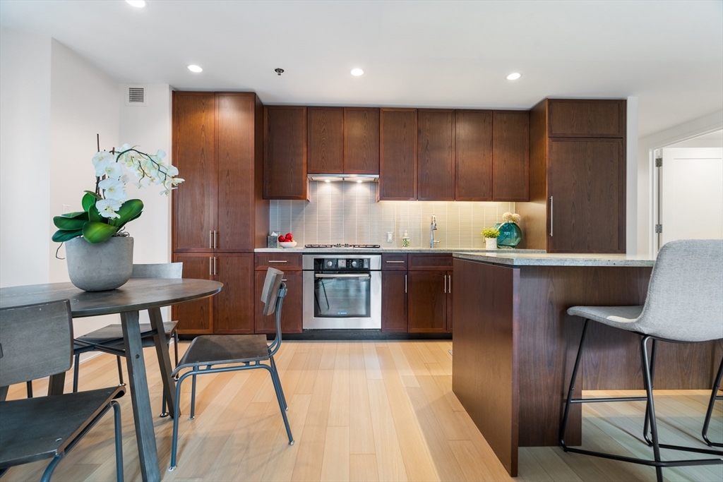 580 Washington St 700