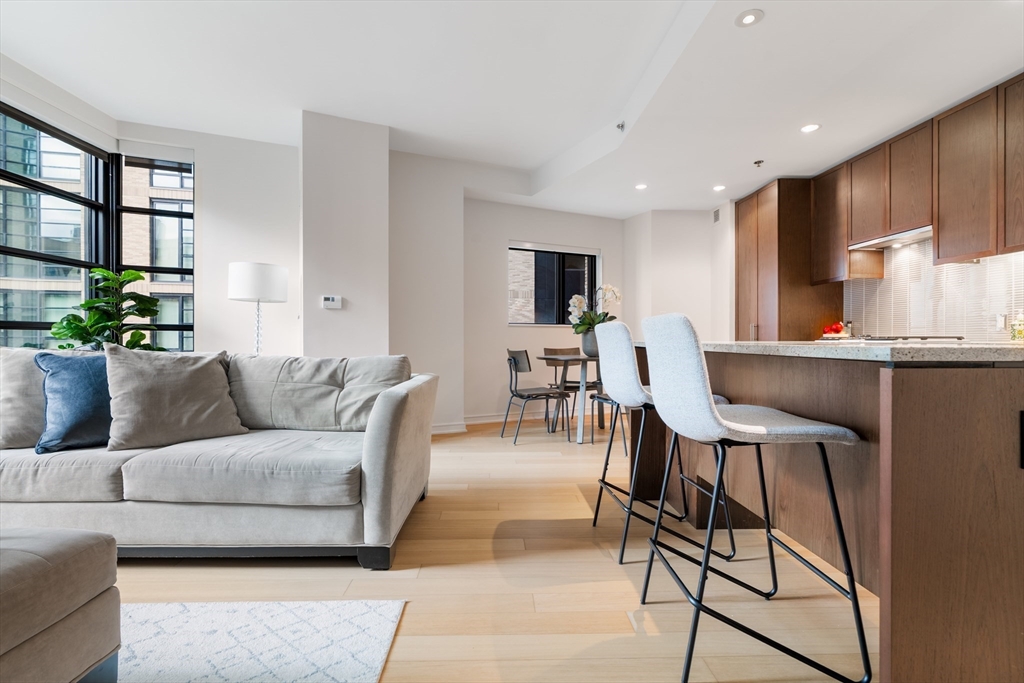 580 Washington St 700