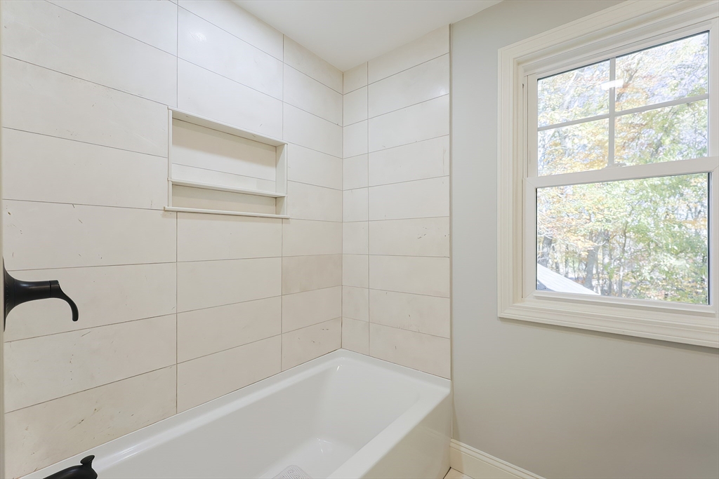 Holden, Massachusetts 01520, United States, 4 Bedrooms Bedrooms, ,2 BathroomsBathrooms,Residential,Active,233678