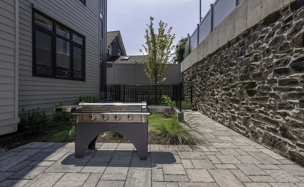 394 Mcgrath Hwy #101, Somerville, MA Photo #8
