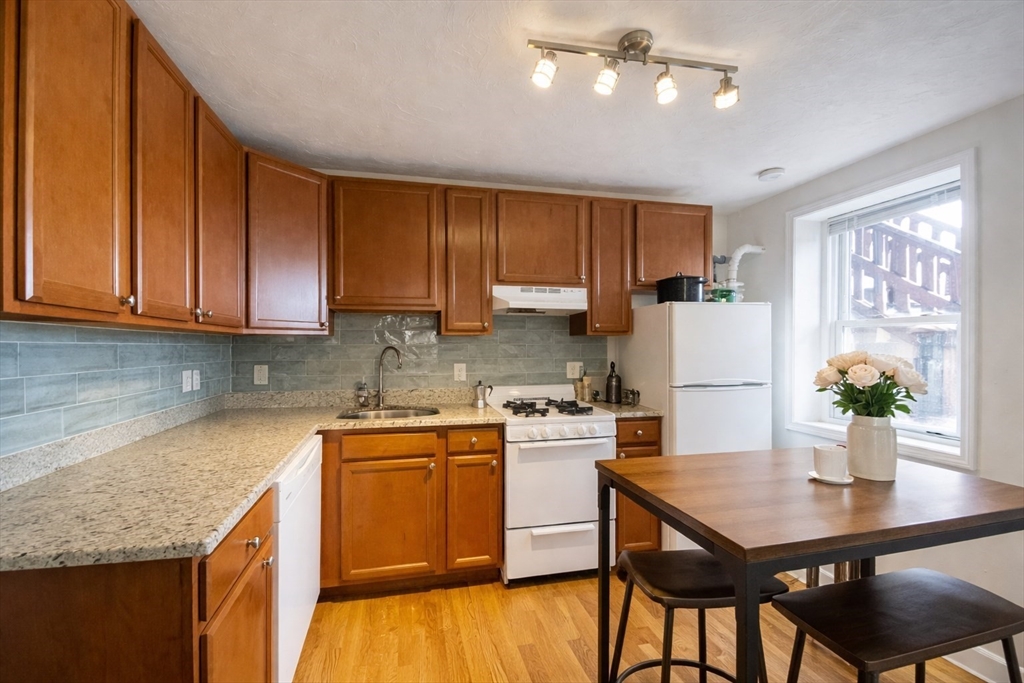 Click for 1056 Cambridge St #3R, Cambridge, MA slideshow