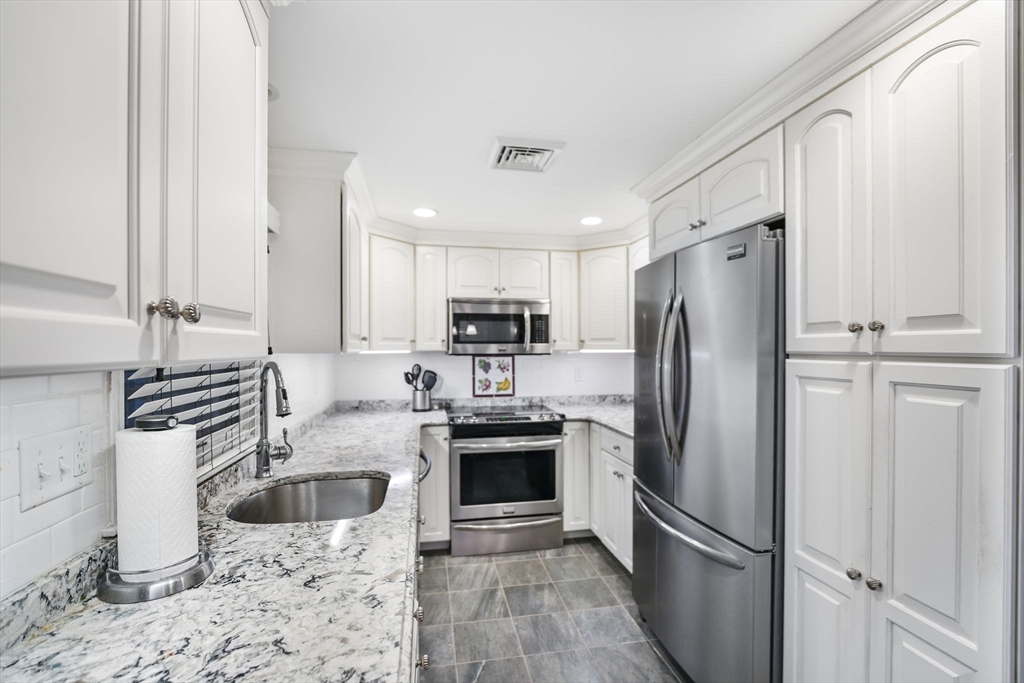 Falmouth, Massachusetts 02536, United States, 3 Bedrooms Bedrooms, ,2 BathroomsBathrooms,Residential,Pending,119564