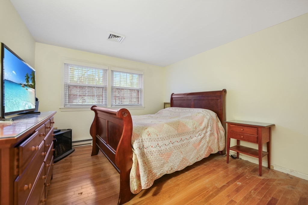 Falmouth, Massachusetts 02536, United States, 3 Bedrooms Bedrooms, ,2 BathroomsBathrooms,Residential,Pending,119564