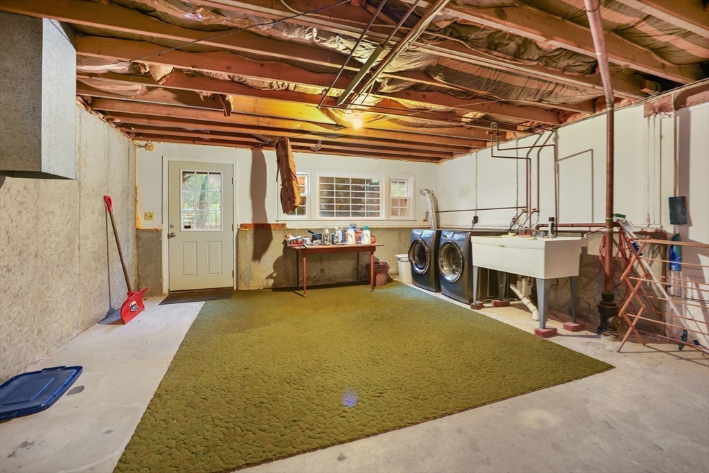 Falmouth, Massachusetts 02536, United States, 3 Bedrooms Bedrooms, ,2 BathroomsBathrooms,Residential,Pending,119564