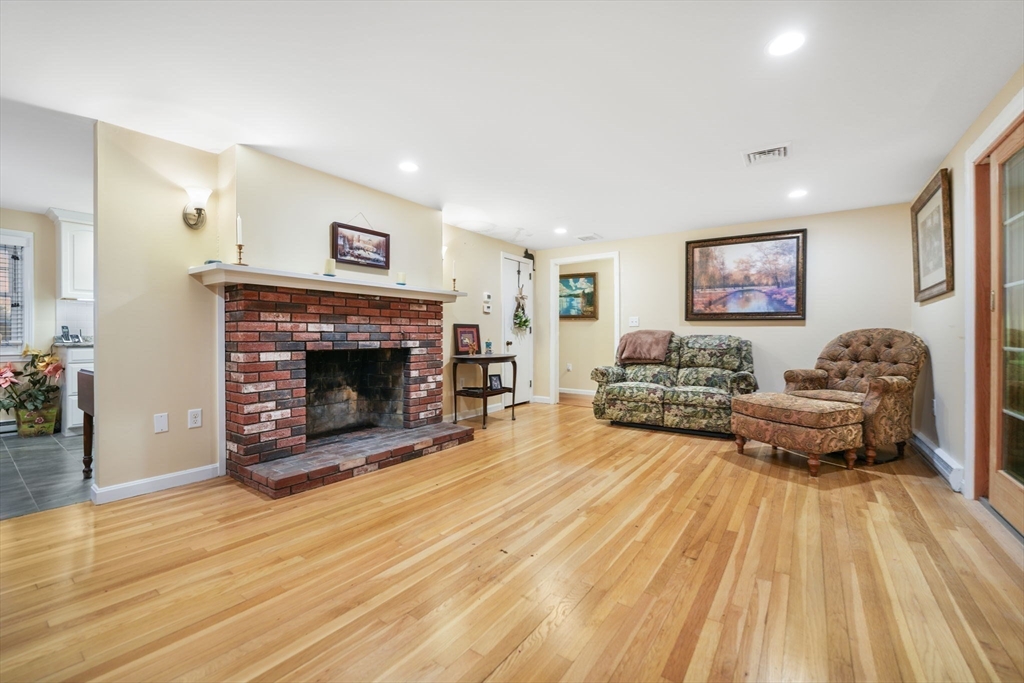 Falmouth, Massachusetts 02536, United States, 3 Bedrooms Bedrooms, ,2 BathroomsBathrooms,Residential,Pending,119564