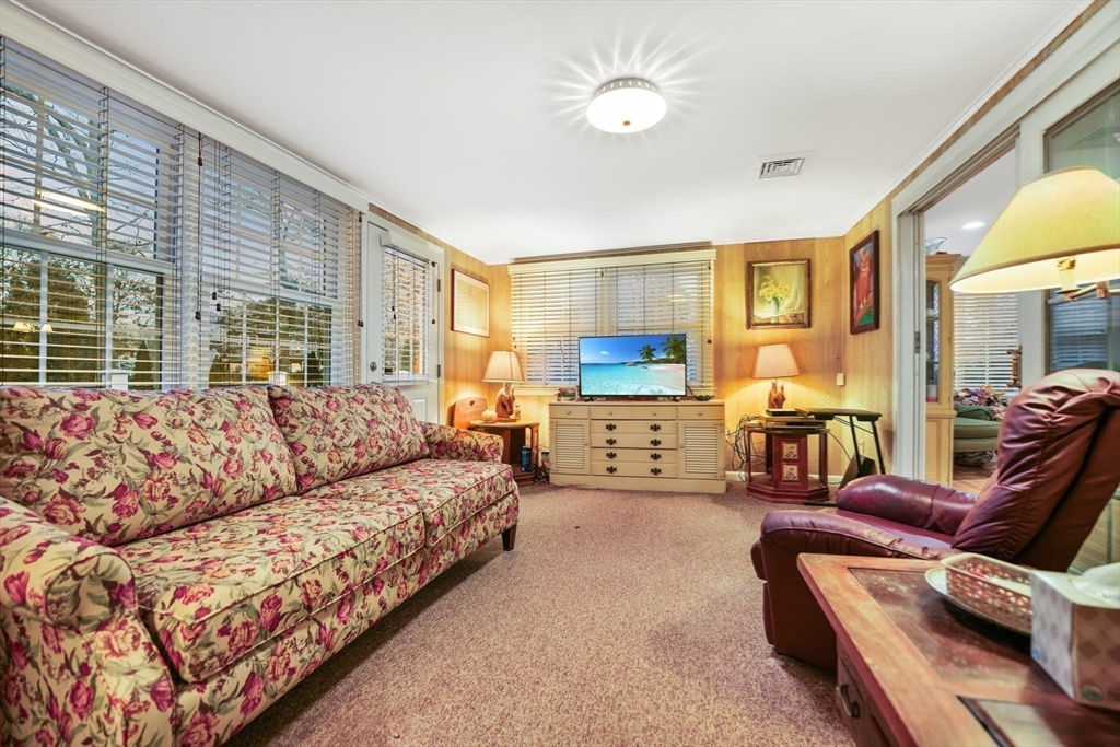 Falmouth, Massachusetts 02536, United States, 3 Bedrooms Bedrooms, ,2 BathroomsBathrooms,Residential,Pending,119564