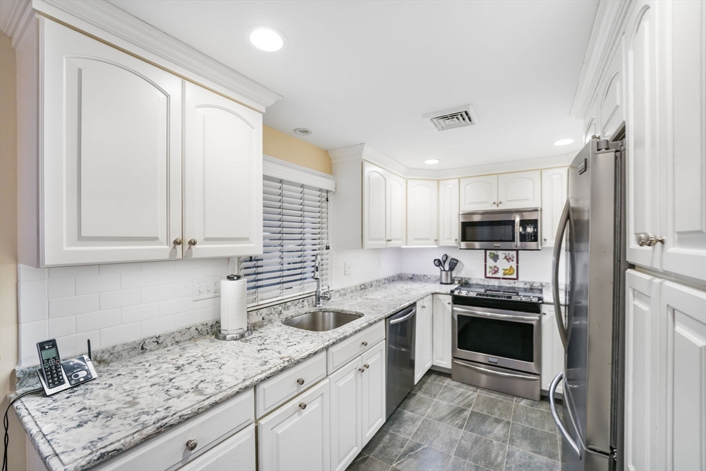 Falmouth, Massachusetts 02536, United States, 3 Bedrooms Bedrooms, ,2 BathroomsBathrooms,Residential,Pending,119564