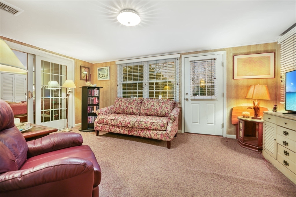 Falmouth, Massachusetts 02536, United States, 3 Bedrooms Bedrooms, ,2 BathroomsBathrooms,Residential,Pending,119564