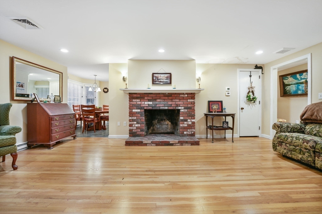 Falmouth, Massachusetts 02536, United States, 3 Bedrooms Bedrooms, ,2 BathroomsBathrooms,Residential,Pending,119564