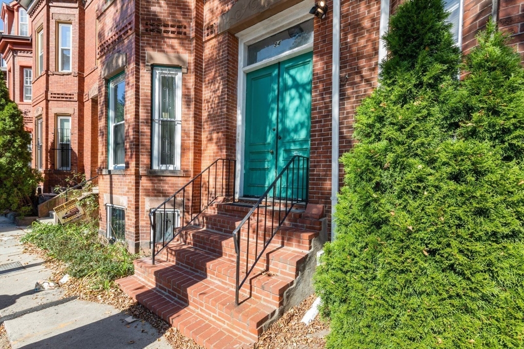 Click for 94 Mount Pleasant Avenue #2, Boston, MA slideshow Click for 94 Mount Pleasant Avenue #2, Boston, MA slideshow