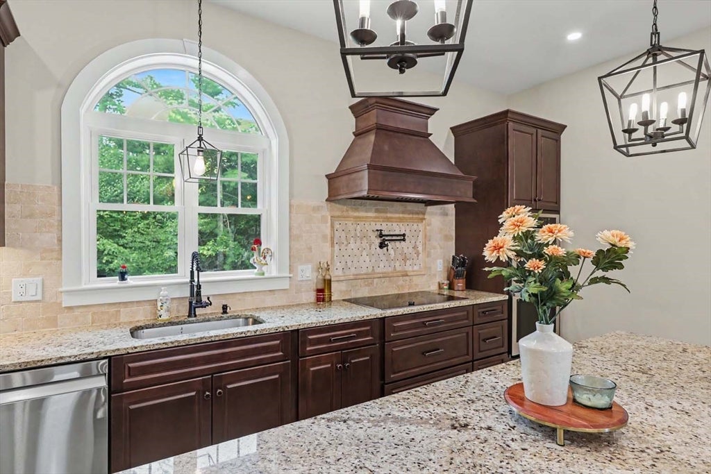 19 Katherine St, Acushnet, MA Photo #10