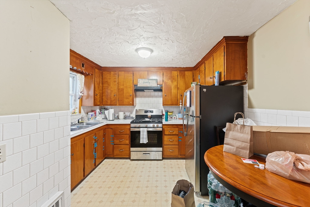 Uxbridge, Massachusetts 01569, United States, 7 Bedrooms Bedrooms, ,5 BathroomsBathrooms,Residential,Pending,185482