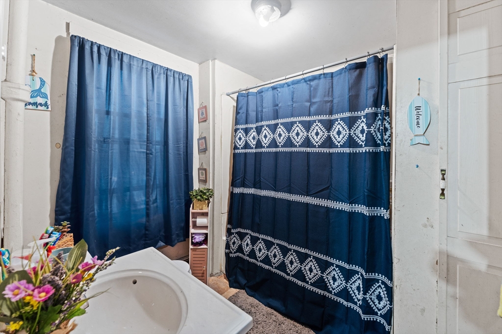 Uxbridge, Massachusetts 01569, United States, 7 Bedrooms Bedrooms, ,5 BathroomsBathrooms,Residential,Pending,185482