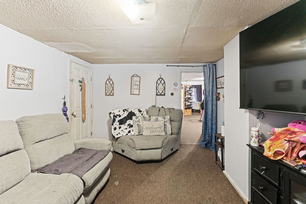 Uxbridge, Massachusetts 01569, United States, 7 Bedrooms Bedrooms, ,5 BathroomsBathrooms,Residential,Pending,185482