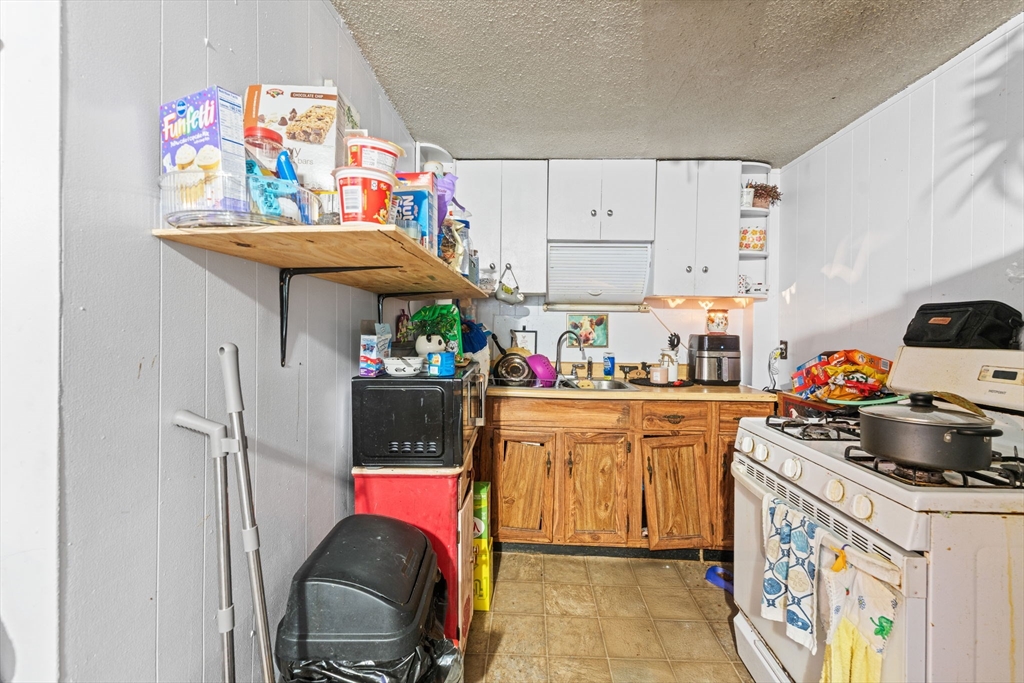 Uxbridge, Massachusetts 01569, United States, 7 Bedrooms Bedrooms, ,5 BathroomsBathrooms,Residential,Pending,185482