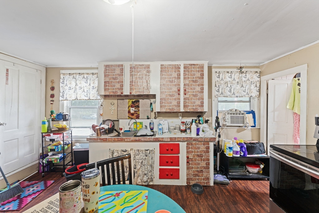 Uxbridge, Massachusetts 01569, United States, 7 Bedrooms Bedrooms, ,5 BathroomsBathrooms,Residential,Pending,185482