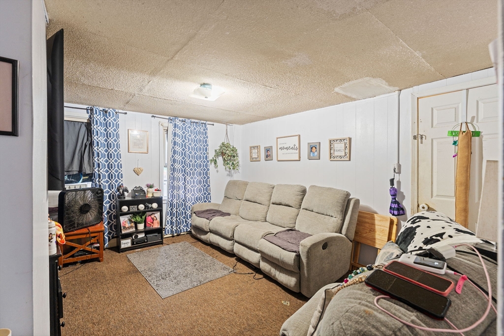 Uxbridge, Massachusetts 01569, United States, 7 Bedrooms Bedrooms, ,5 BathroomsBathrooms,Residential,Pending,185482