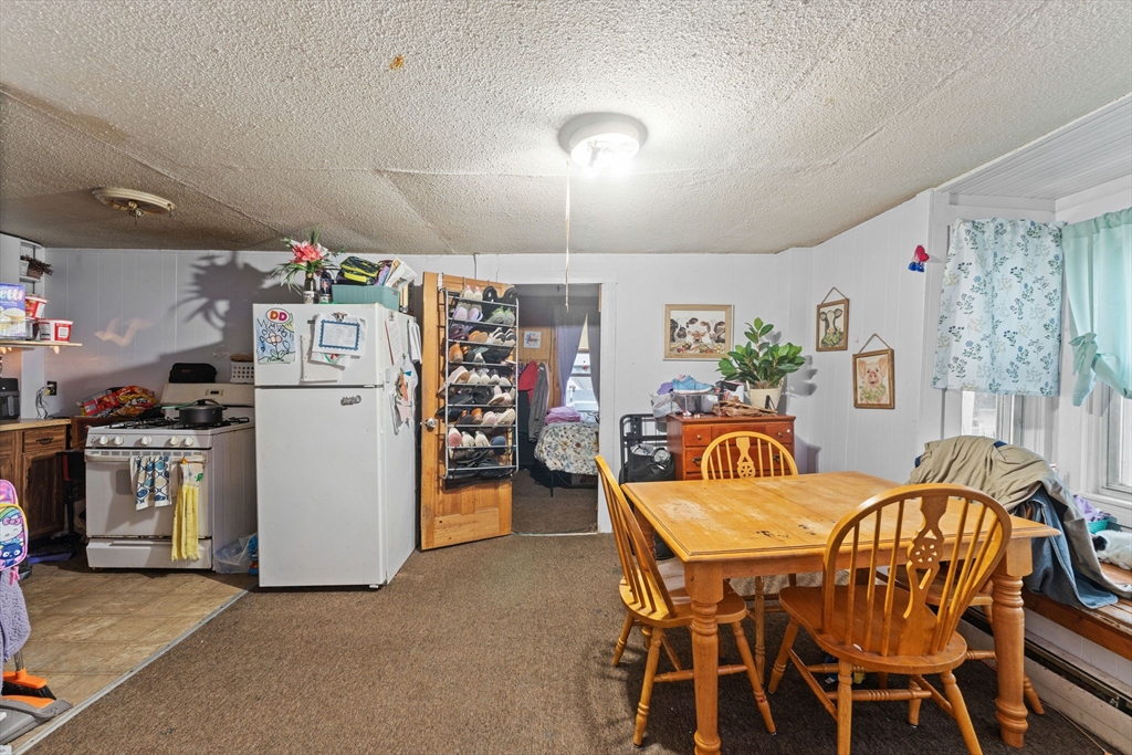 Uxbridge, Massachusetts 01569, United States, 7 Bedrooms Bedrooms, ,5 BathroomsBathrooms,Residential,Pending,185482