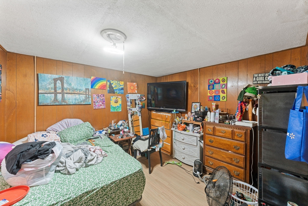 Uxbridge, Massachusetts 01569, United States, 7 Bedrooms Bedrooms, ,5 BathroomsBathrooms,Residential,Pending,185482