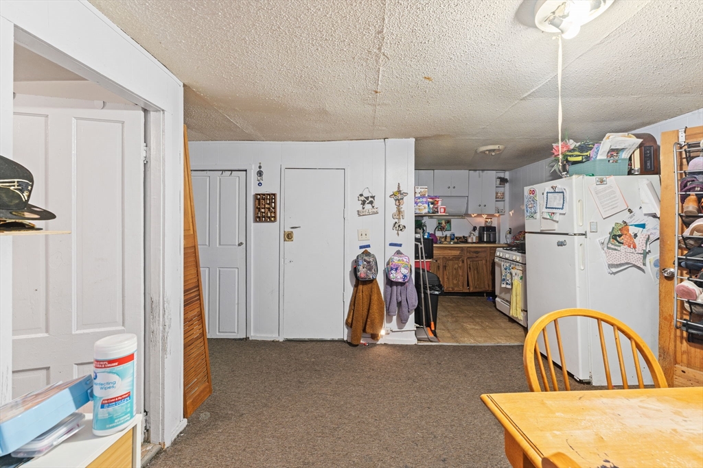 Uxbridge, Massachusetts 01569, United States, 7 Bedrooms Bedrooms, ,5 BathroomsBathrooms,Residential,Pending,185482