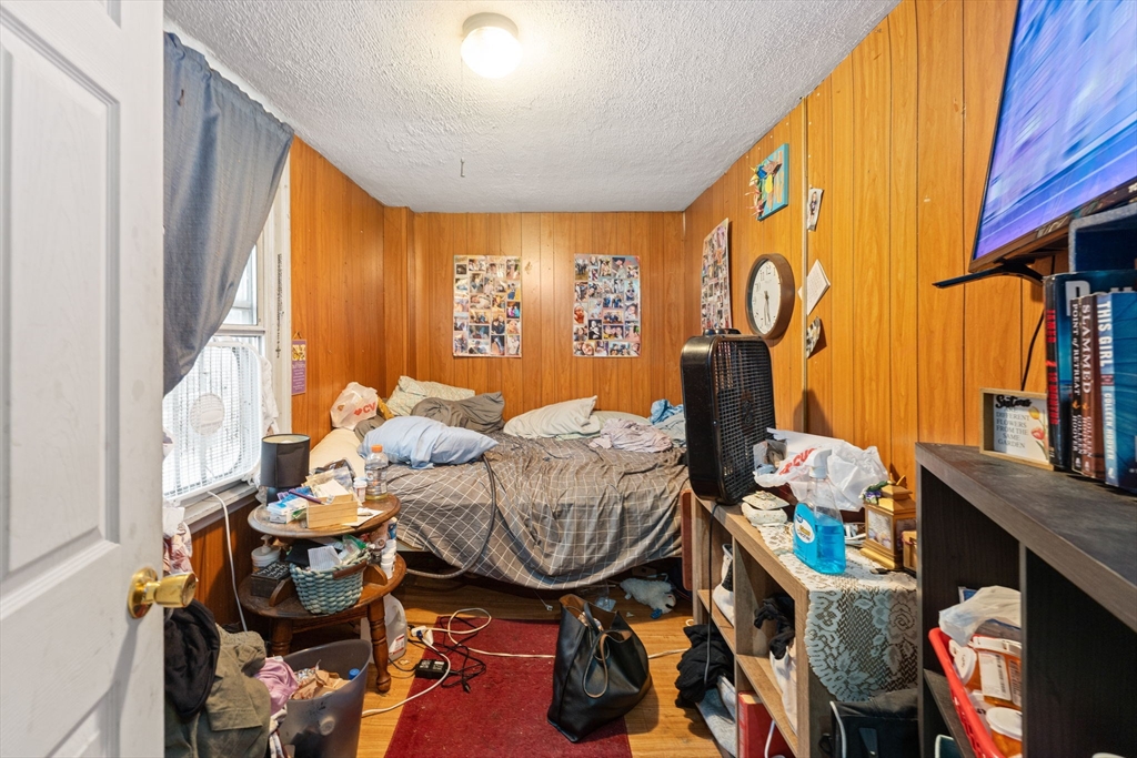 Uxbridge, Massachusetts 01569, United States, 7 Bedrooms Bedrooms, ,5 BathroomsBathrooms,Residential,Pending,185482