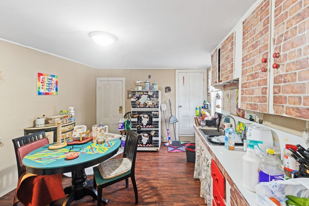 Uxbridge, Massachusetts 01569, United States, 7 Bedrooms Bedrooms, ,5 BathroomsBathrooms,Residential,Pending,185482