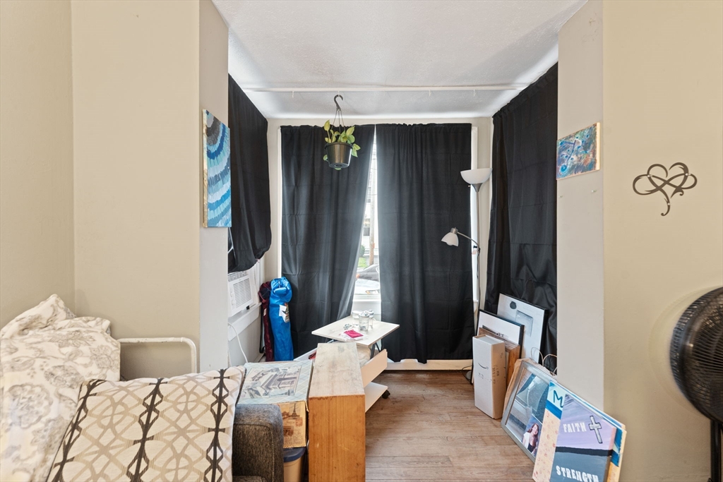 Uxbridge, Massachusetts 01569, United States, 7 Bedrooms Bedrooms, ,5 BathroomsBathrooms,Residential,Pending,185482