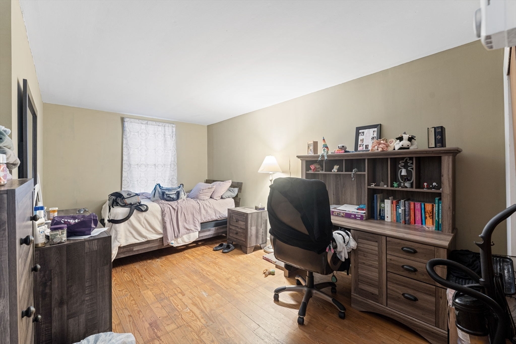 Uxbridge, Massachusetts 01569, United States, 7 Bedrooms Bedrooms, ,5 BathroomsBathrooms,Residential,Pending,185482