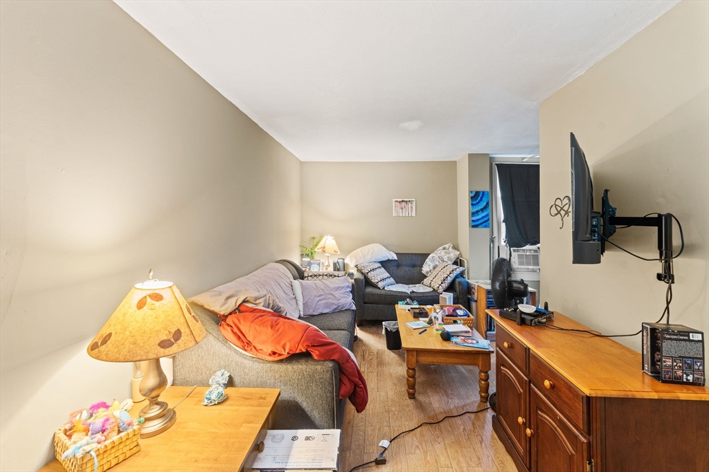 Uxbridge, Massachusetts 01569, United States, 7 Bedrooms Bedrooms, ,5 BathroomsBathrooms,Residential,Pending,185482