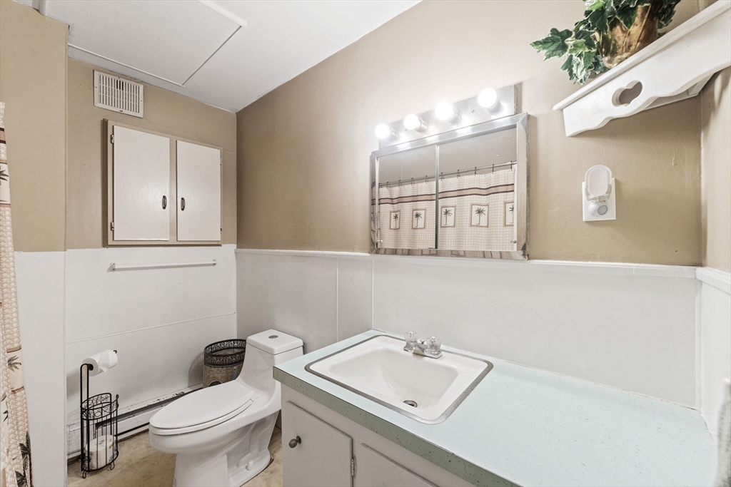 Uxbridge, Massachusetts 01569, United States, 7 Bedrooms Bedrooms, ,5 BathroomsBathrooms,Residential,Pending,185482