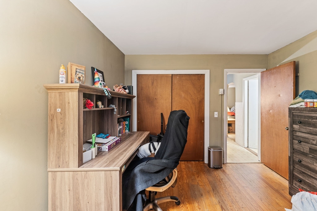 Uxbridge, Massachusetts 01569, United States, 7 Bedrooms Bedrooms, ,5 BathroomsBathrooms,Residential,Pending,185482