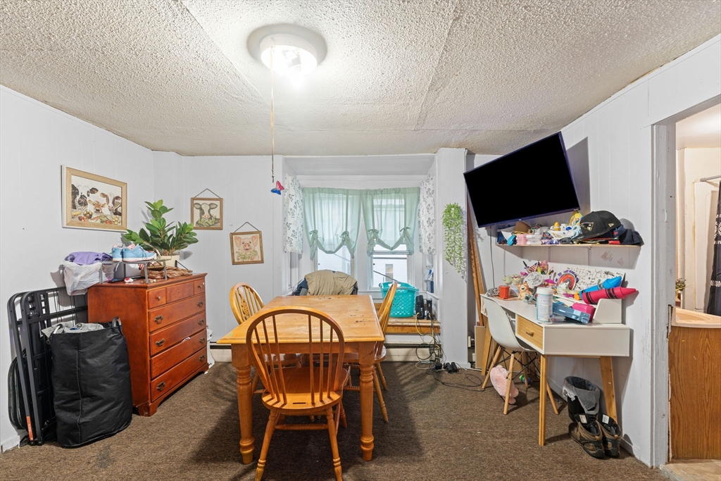 Uxbridge, Massachusetts 01569, United States, 7 Bedrooms Bedrooms, ,5 BathroomsBathrooms,Residential,Pending,185482