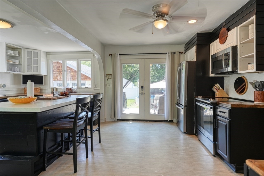 16 Dewey St