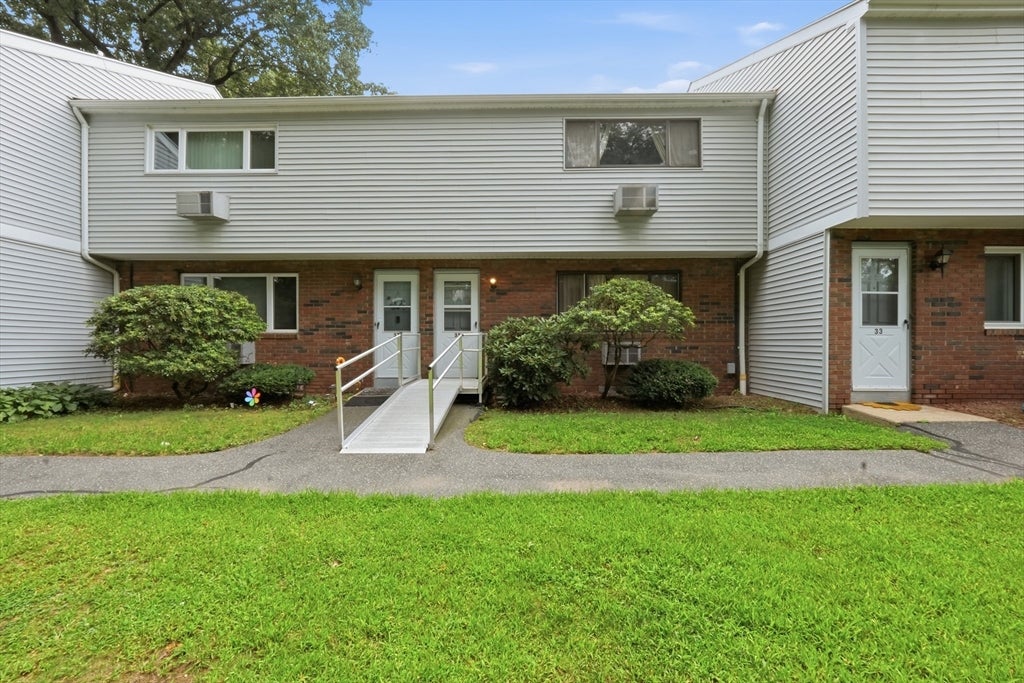 Photo of 35 Sheri Ln, Agawam, MA