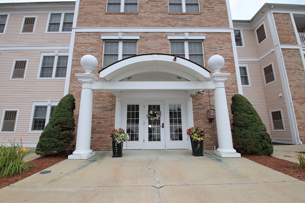 Wakefield, Massachusetts 01880, United States, 2 Bedrooms Bedrooms, ,2 BathroomsBathrooms,Residential,Active,177463