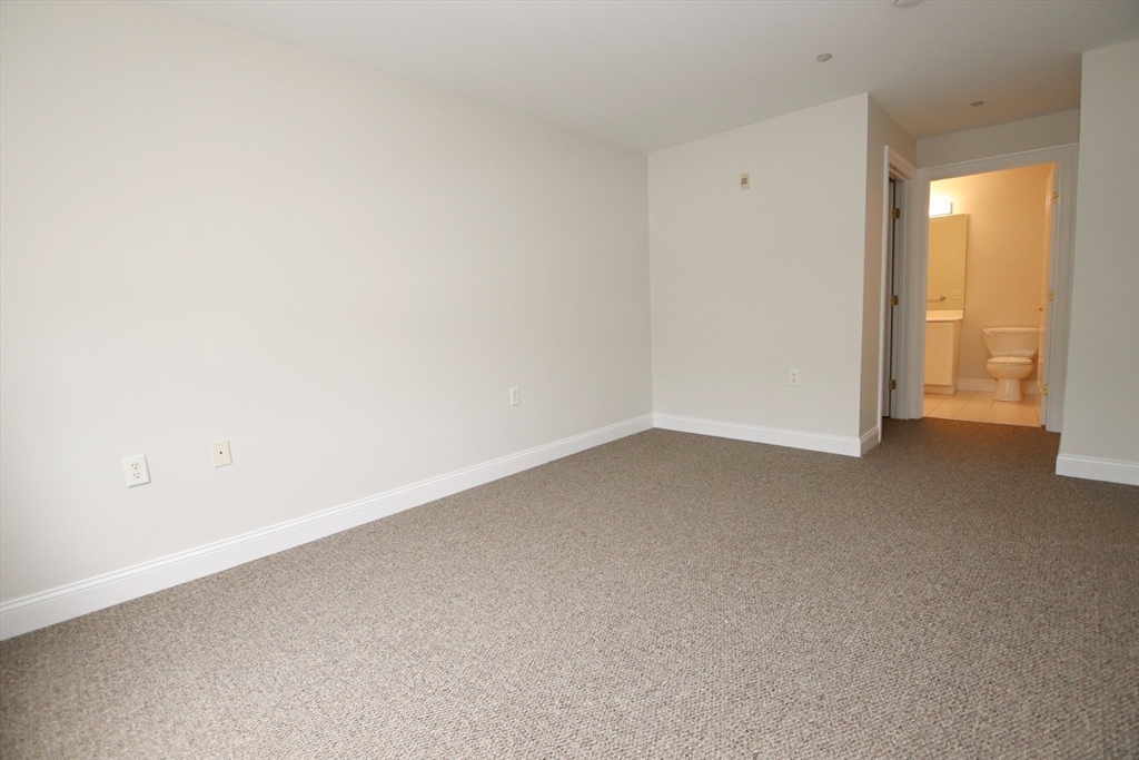 Wakefield, Massachusetts 01880, United States, 2 Bedrooms Bedrooms, ,2 BathroomsBathrooms,Residential,Active,177463