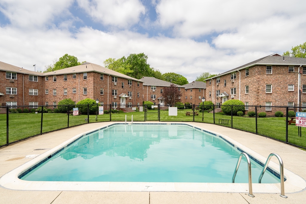 11 Colonial Village Dr 7