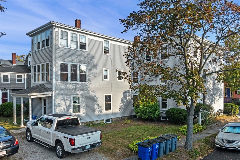 15 Thorndike St
