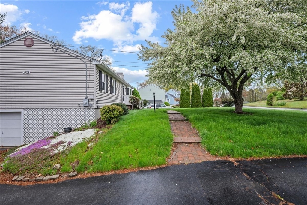 11 Riverside Dr