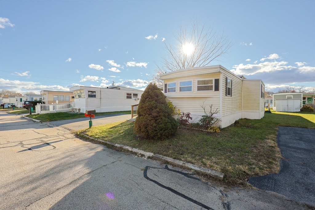 Attleboro, Massachusetts 02703, United States, 2 Bedrooms Bedrooms, ,1 BathroomBathrooms,Residential,Active,245051