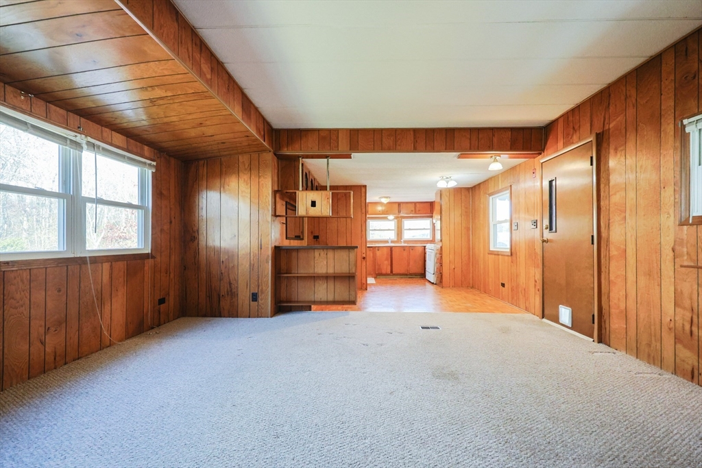 Attleboro, Massachusetts 02703, United States, 2 Bedrooms Bedrooms, ,1 BathroomBathrooms,Residential,Active,245051