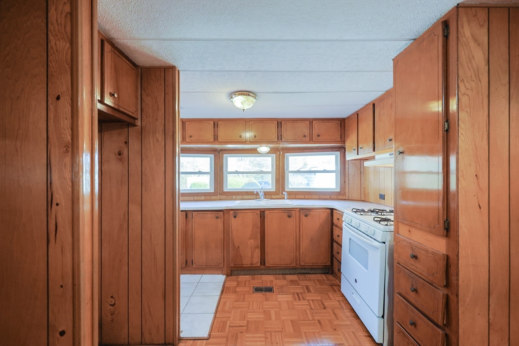 Attleboro, Massachusetts 02703, United States, 2 Bedrooms Bedrooms, ,1 BathroomBathrooms,Residential,Active,245051