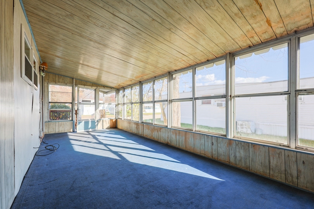 Attleboro, Massachusetts 02703, United States, 2 Bedrooms Bedrooms, ,1 BathroomBathrooms,Residential,Active,245051