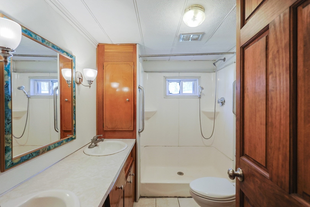 Attleboro, Massachusetts 02703, United States, 2 Bedrooms Bedrooms, ,1 BathroomBathrooms,Residential,Active,245051