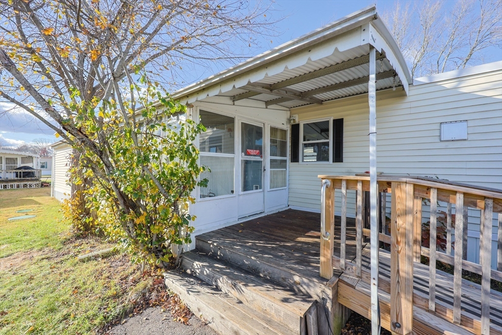 Attleboro, Massachusetts 02703, United States, 2 Bedrooms Bedrooms, ,1 BathroomBathrooms,Residential,Active,245051